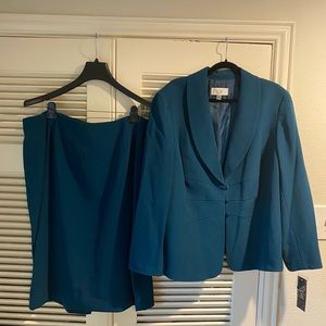 Women’s teal 2 piece suit. Size 20.